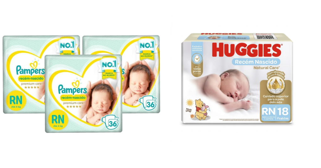 Comparação lado a lado mostrando o pacote de fraldas Pampers Premium Care RN e o pacote de fraldas Huggies Natural Care RN sobre uma bancada clara.