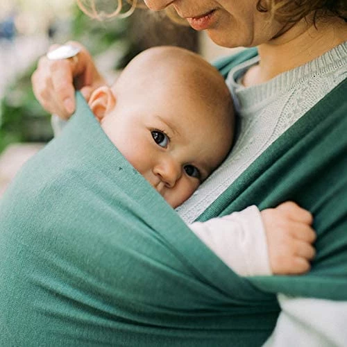 mãe com seu bebê apoiado no sling 