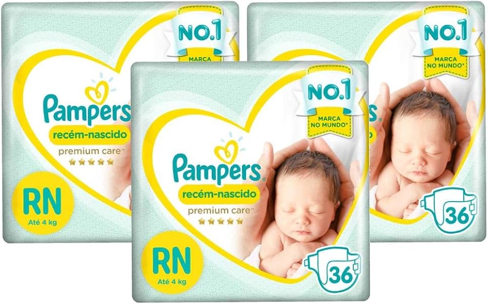 Três pacotes de fraldas descartáveis Pampers Premium Care tamanho Recém-Nascido RN com trinta e seis unidades cada.