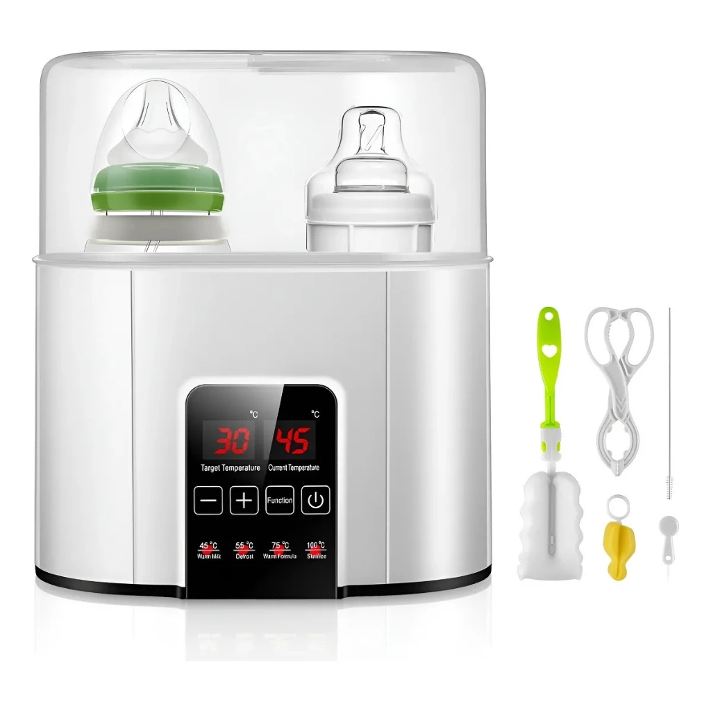 Esterilizador de mamadeira elétrico digital na cor branca soltando vapor, com mamadeiras em seu interior e acessórios de limpeza ao lado sobre uma bancada de cozinha limpa.