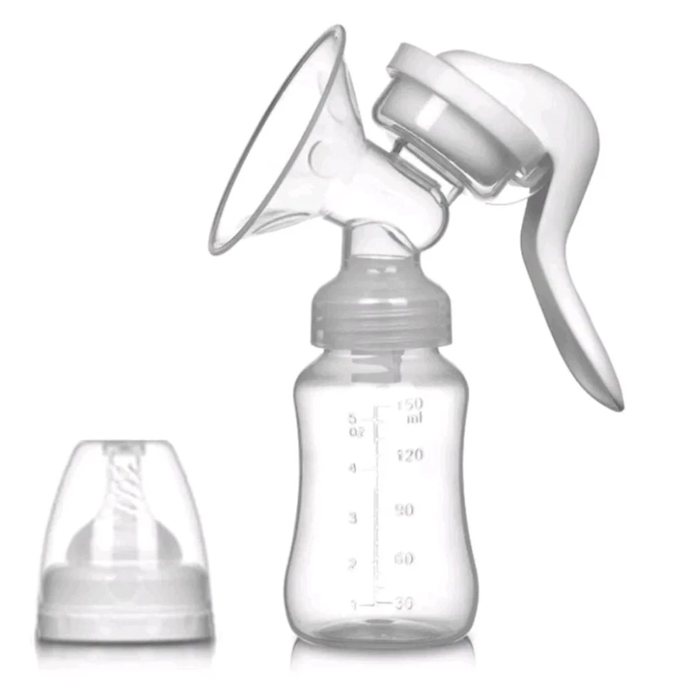 Extrator de leite materno manual de plástico transparente sobre um fundo branco. O aparelho possui uma copa de silicone para o seio, uma alça ergonômica branca para bombeamento e um frasco graduado com marcações de até 150 ml. Ao lado esquerdo, há uma tampa protetora transparente com bico de mamadeira.