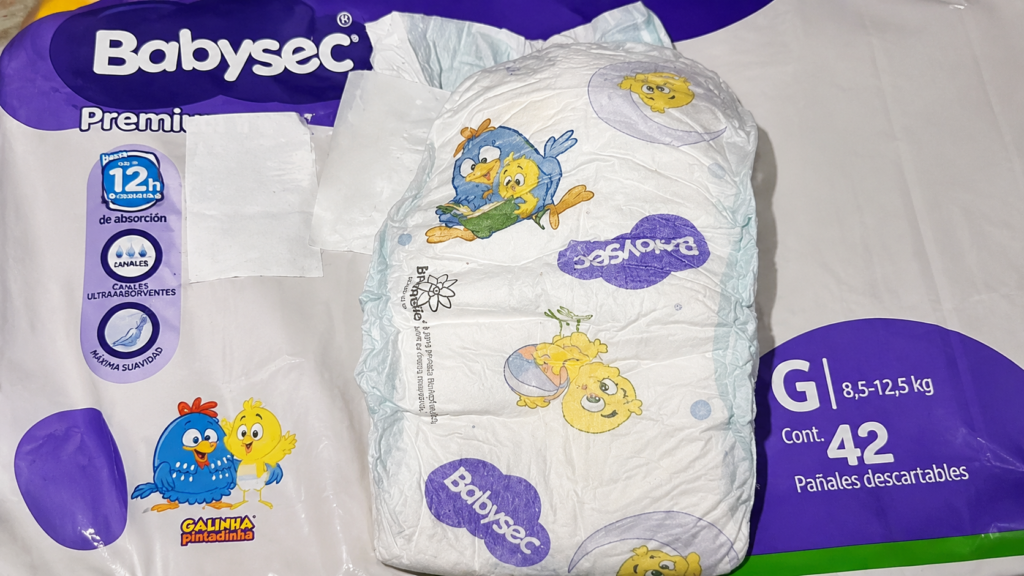 Fralda Babysec Premium da Galinha Pintadinha em cima do pacote roxo da marca.