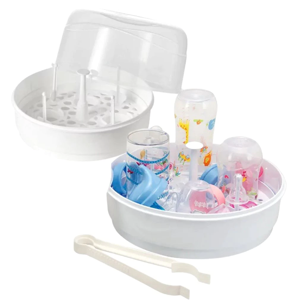 Esterilizador de micro-ondas da marca Neopan aberto, feito de plástico branco, mostrando mamadeiras coloridas e bicos encaixados no suporte interno ao lado de uma pinça plástica branca.