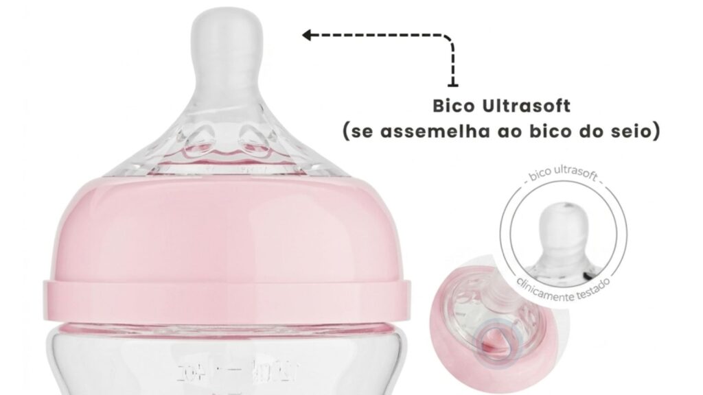 mamadeira-anticólica-buba-bico-ultrasoft.-jpg Infográfico técnico em fundo branco focado na parte superior de uma mamadeira rosa Buba Easy Flow. Uma seta pontilhada aponta para o bico de silicone transparente com a inscrição "Bico Ultrasoft (se assemelha ao bico do seio)". À direita, um detalhe circular destaca o bico visto de cima com as marcações de texto "bico ultrasoft" e "clinicamente testado".