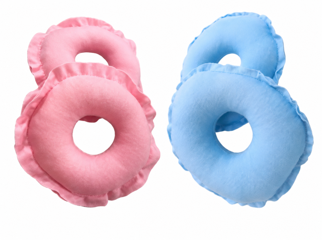 Dois pares de rosquinhas de amamentação protetoras de seio de tecido lavável, um par na cor rosa e outro na cor azul claro, com acabamento em babado sobre fundo branco isolado.