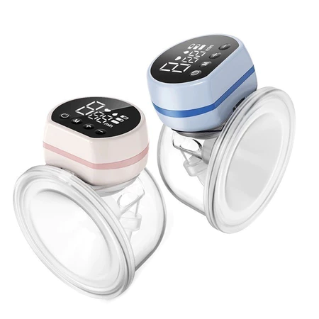 duas bombas de tirar leite elétricas e vestíveis sobre um fundo branco. Uma delas possui o motor na cor rosa claro e a outra na cor azul claro. Ambas têm um painel digital de LED no topo e uma copa de silicone transparente na base para encaixe no seio.