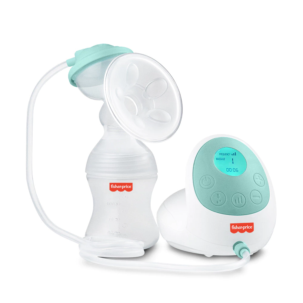 Extrator elétrico de leite materno da marca Fisher-Price em fundo branco. À esquerda, há um frasco coletor de plástico transparente com um funil de silicone e o logotipo vermelho da marca. À direita, um compressor de base redondo branco e verde-água com tela digital exibindo o modo de massagem e botões de controle, conectado ao frasco por um tubo de silicone.