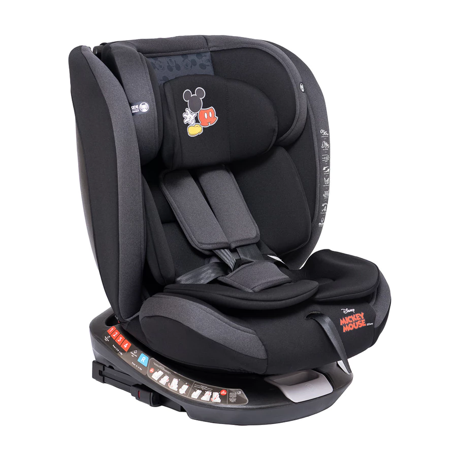 Cadeirinha para auto infantil giratória 360 graus da marca Styll Baby, modelo oficial licenciado da Disney na cor preta e cinza escuro. Destaca-se a estampa do Mickey Mouse no protetor de cabeça, cinto de cinco pontos e a base com os botões e indicações de reclinação.