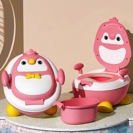 Penico infantil em formato de vaso sanitário na cor rosa, com tampa aberta e removível, ideal para auxiliar no processo de desfralde.